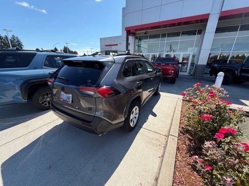 Used 2021 Toyota RAV4 LE AWD/4WD image 6