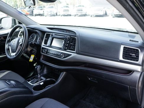 Used 2017 Toyota Highlander LE image 34