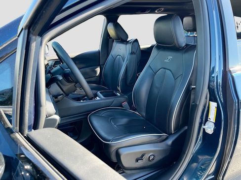 Certified 2024 Chrysler Pacifica Premium FWD image 21