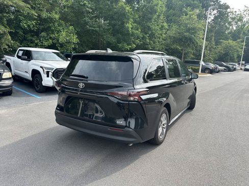 Used 2026 Toyota Sienna XLE FWD image 6