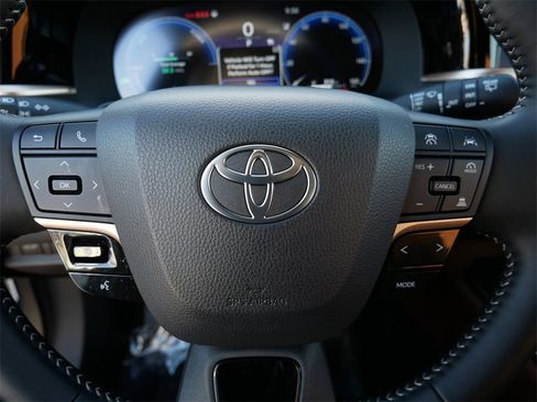 Used 2025 Toyota Crown Signia XLE image 17