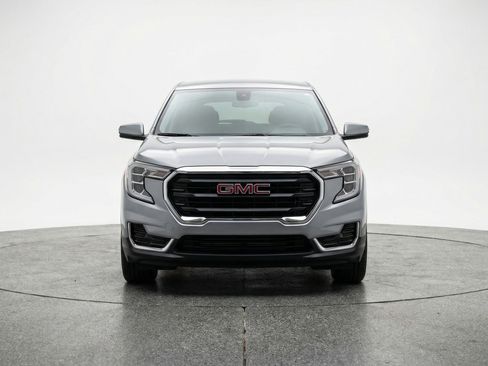 Used 2024 GMC Terrain SLE FWD image 2