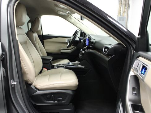 Used 2023 Ford Explorer Limited w/ Equipment Group 301A RWD image 17