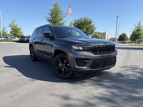 Used 2023 Jeep Grand Cherokee Altitude AWD/4WD image 2