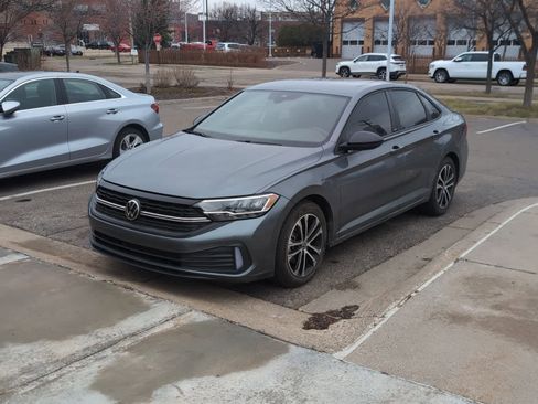 Used 2023 Volkswagen Jetta Sport image 3