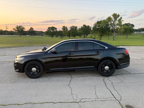 Used 2017 Ford Taurus Police Interceptor image 3