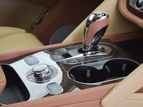 Used 2024 Bentley Bentayga image 26