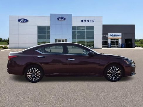 Used 2025 Nissan Altima 2.5 SV FWD image 2