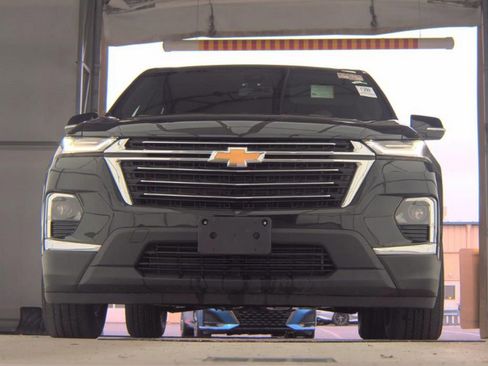 Used 2023 Chevrolet Traverse LT image 3