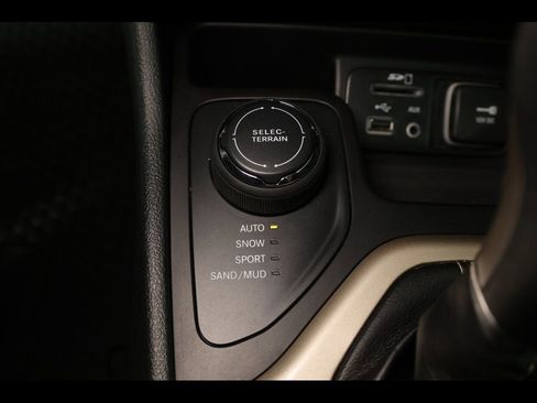 Used 2015 Jeep Cherokee Latitude w/ Cold Weather Group image 22