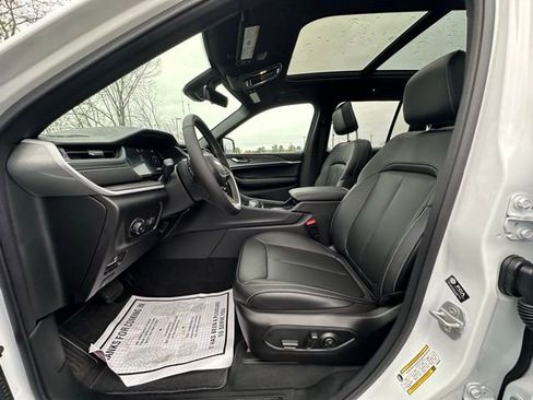 New 2025 Jeep Grand Cherokee Limited w/ Black Appearance Package AWD/4WD image 23