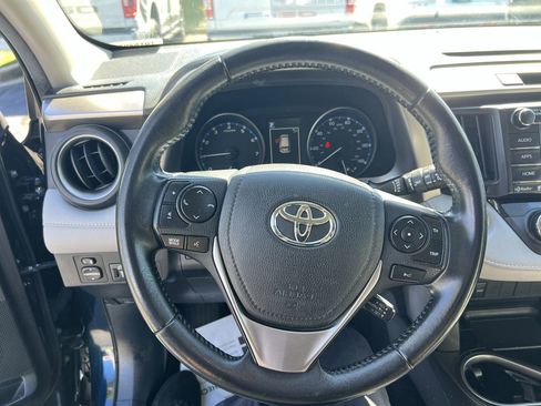Used 2018 Toyota RAV4 XLE AWD/4WD image 18