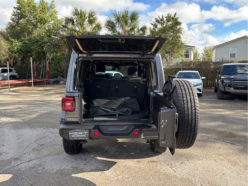 Used 2025 Jeep Wrangler Unlimited Sahara image 40