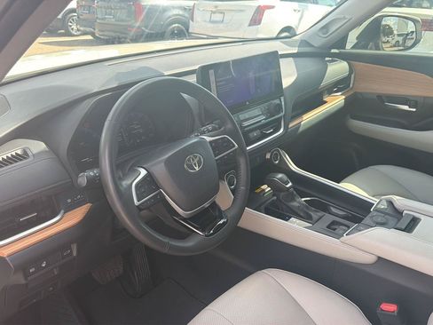 Certified 2024 Toyota Grand Highlander FWD image 19