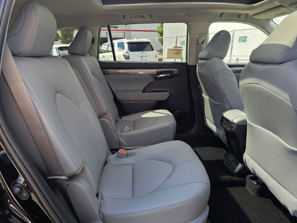 New 2026 Toyota Highlander Platinum AWD/4WD image 12