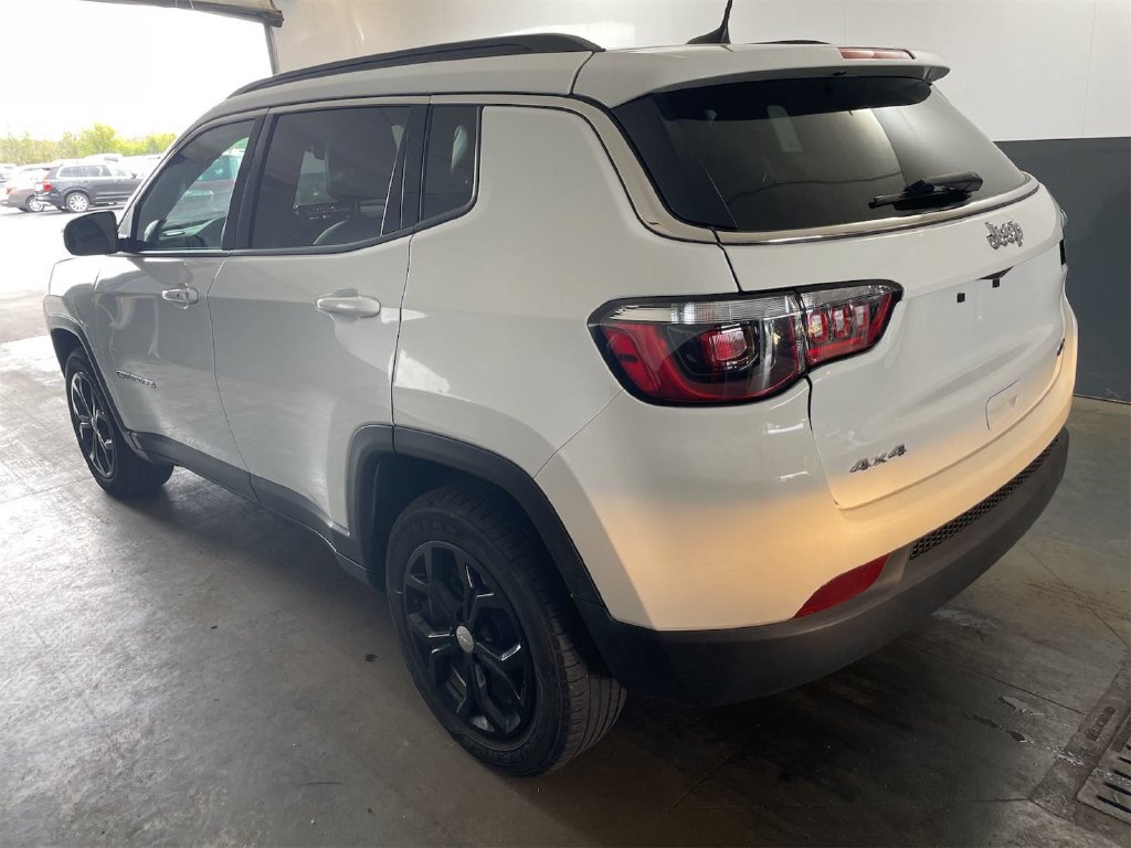 Used 2024 Jeep Compass Latitude AWD/4WD image 3