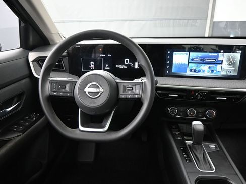 Used 2025 Nissan Kicks SV w/ SV Premium Package FWD image 12