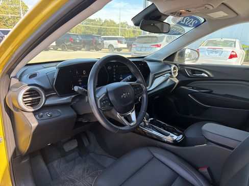 Used 2024 Chevrolet Trax ACTIV w/ Sunroof Package FWD image 11
