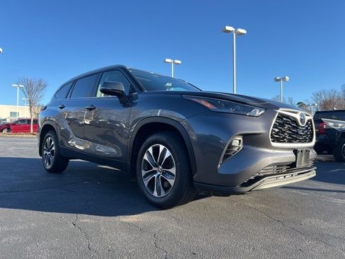 Used 2024 Toyota Highlander XLE image 3