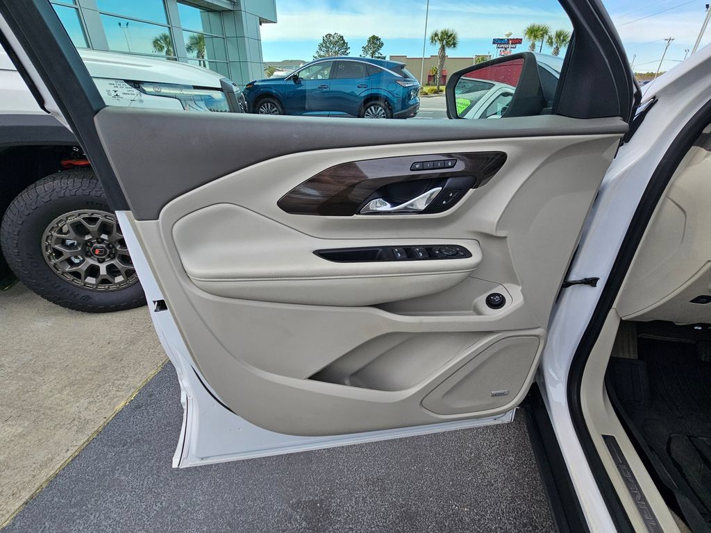 Used 2020 GMC Terrain Denali w/ Denali Premium Package FWD image 16