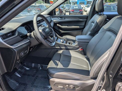 Used 2025 Jeep Grand Cherokee L Limited image 19