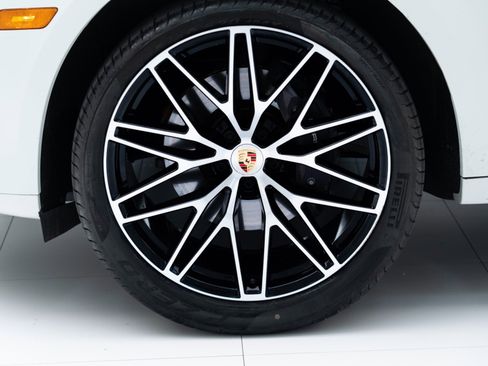 Certified 2026 Porsche Macan AWD/4WD image 12