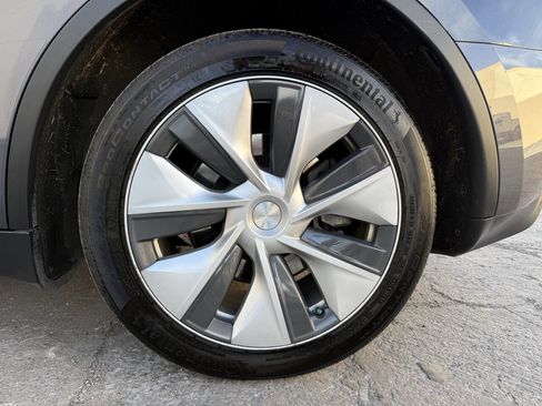 Used 2023 Tesla Model Y Long Range image 32