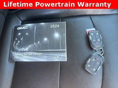 Used 2024 GMC Terrain SLT image 17