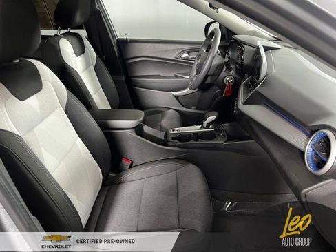 Used 2025 Chevrolet Trax LS w/ LS Convenience Package image 21