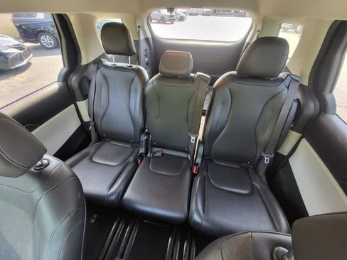 Used 2022 Kia Carnival LX FWD image 11