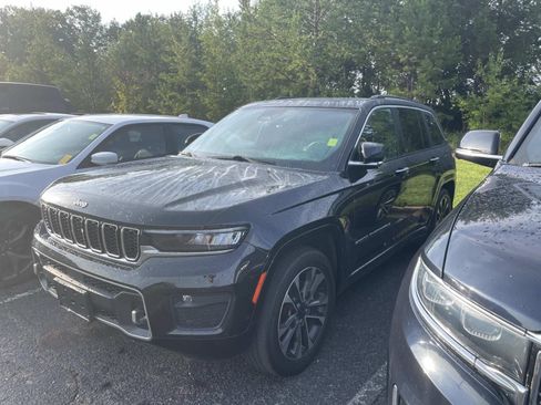 Used 2023 Jeep Grand Cherokee Overland w/ Luxury Tech Group IV AWD/4WD image 3