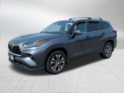 Used 2023 Toyota Highlander XLE AWD/4WD image 3