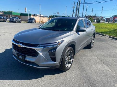 Used 2025 Chevrolet Trax LT w/ LT Convenience Package FWD image 3