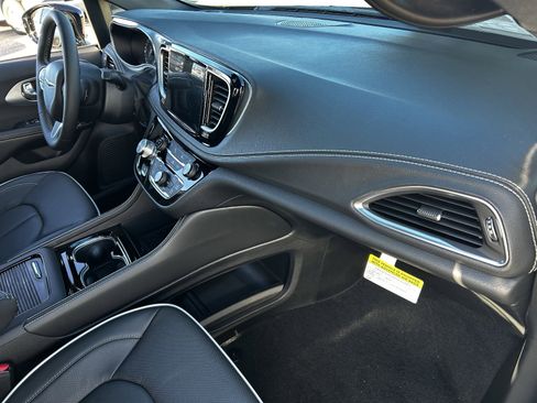 New 2026 Chrysler Pacifica Limited image 9