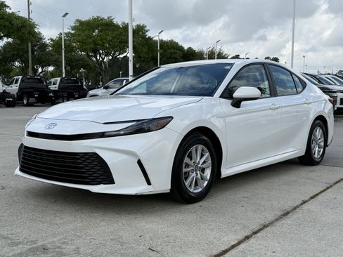 Used 2025 Toyota Camry LE image 10