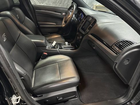 Used 2023 Chrysler 300 S w/ Comfort Group RWD image 6