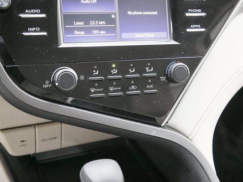 Used 2018 Toyota Camry LE image 18