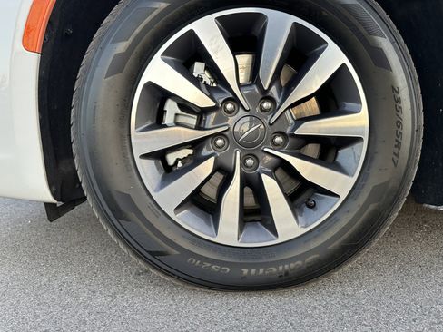 Used 2024 Chrysler Pacifica Select image 26