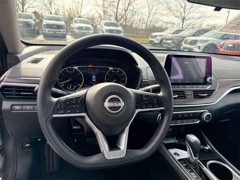 Used 2023 Nissan Altima 2.5 SV image 11