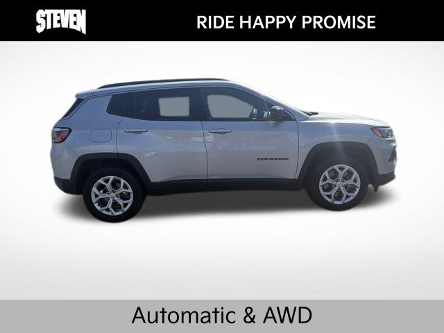 Used 2024 Jeep Compass Latitude AWD/4WD image 3