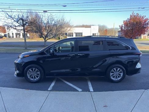 Used 2024 Toyota Sienna XLE image 5