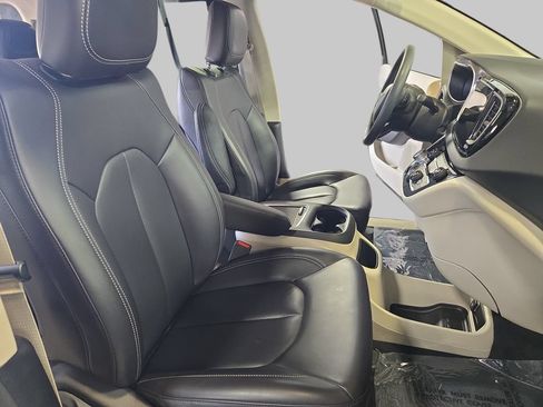 Used 2024 Chrysler Pacifica Touring-L FWD image 11