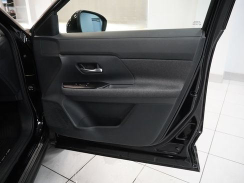 Used 2025 Nissan Kicks SV AWD/4WD image 13