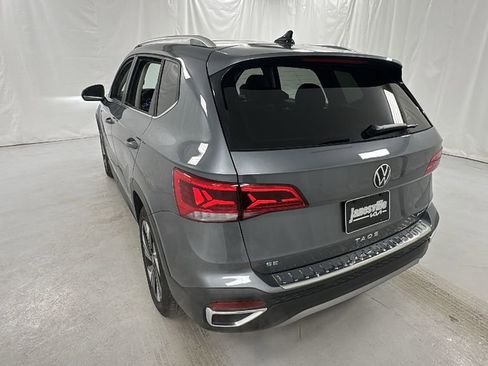 Used 2024 Volkswagen Taos SE w/ Panoramic Sunroof Package image 5