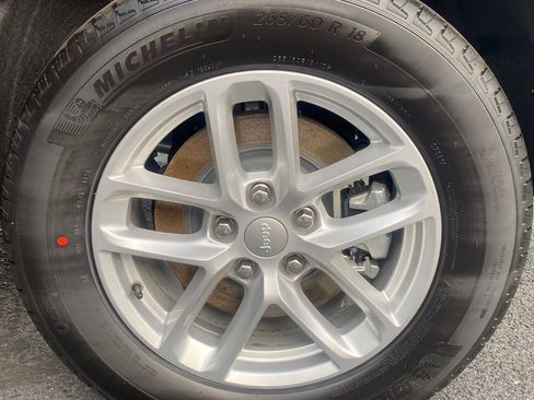 New 2026 Jeep Grand Cherokee L Laredo image 10