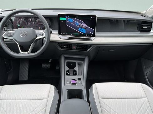 New 2026 Volkswagen Tiguan SE FWD image 10