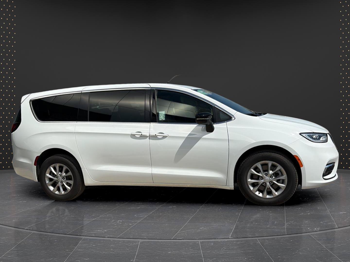 Used 2026 Chrysler Pacifica Limited AWD/4WD image 6