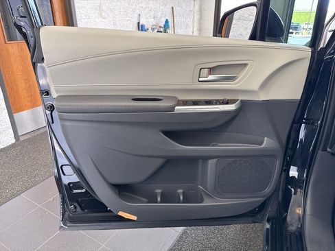 Used 2022 Toyota Sienna XLE w/ XLE Plus Package FWD image 39