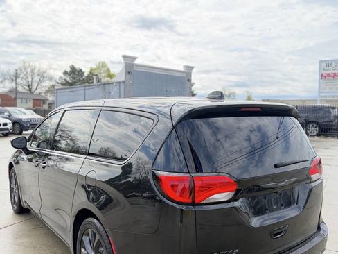 Used 2019 Chrysler Pacifica Touring Plus w/ S Appearance Package FWD image 5