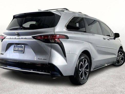 Used 2025 Toyota Sienna Platinum AWD/4WD image 2